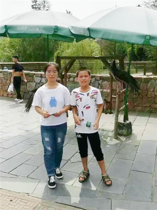 高二的暑假，钟芳蓉和弟弟在长沙动物园合影。